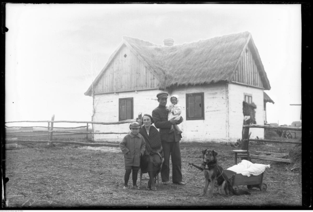 (The family of Polish besiegers Grzegorski from the village of Krykhivtsi, in today's Ivano-Frankivsk region, 1931: Source: https://audiovis.nac.gov.pl/obraz/253760/ [4])