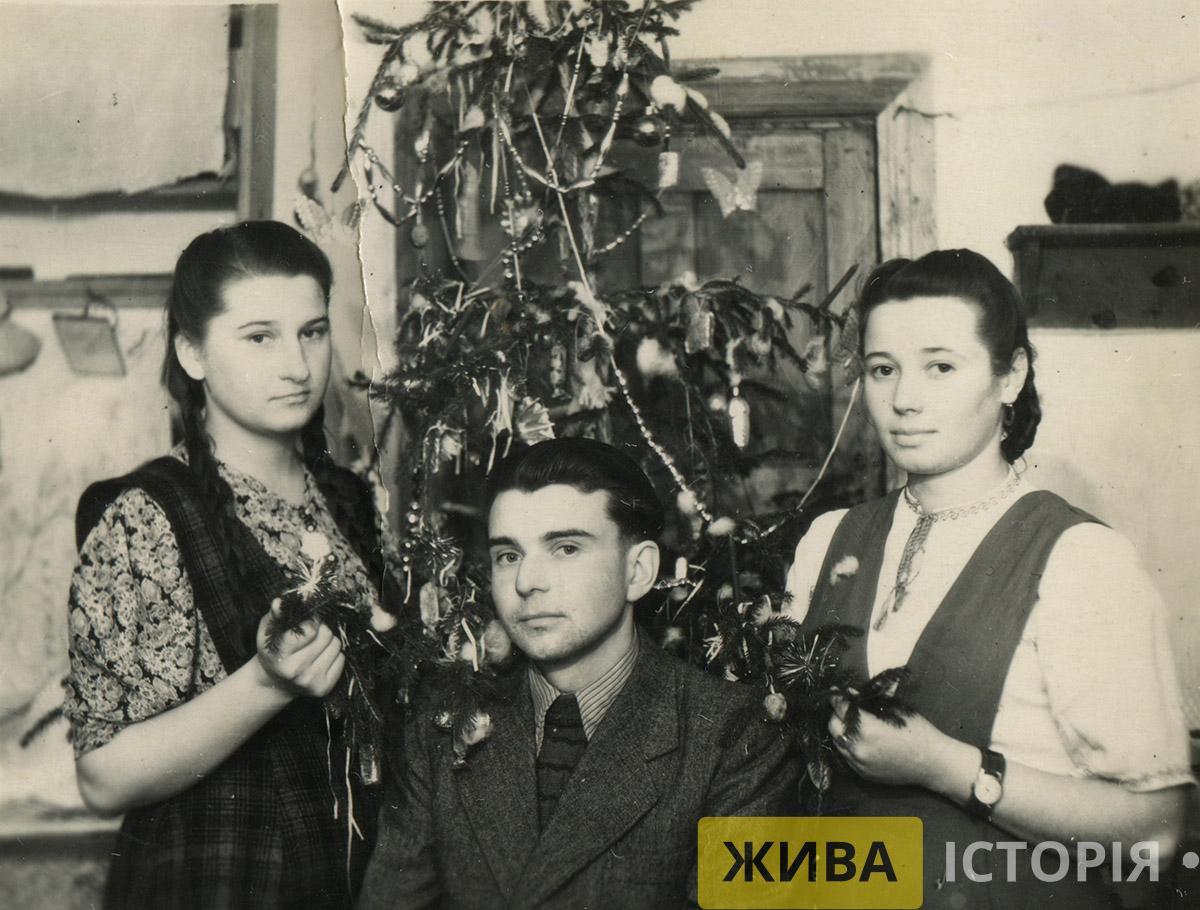 From left to right: Anna Romanina, Peter Zherebetsky, Maria Oleinik in Prokopyevsk, Kemerovo region of the Russian Federation. Source: https://livehistory.org.ua/photos/a490cfcf-b776-4050-b668-678c89d0fc42?search=різдво%20на%20засланні 
