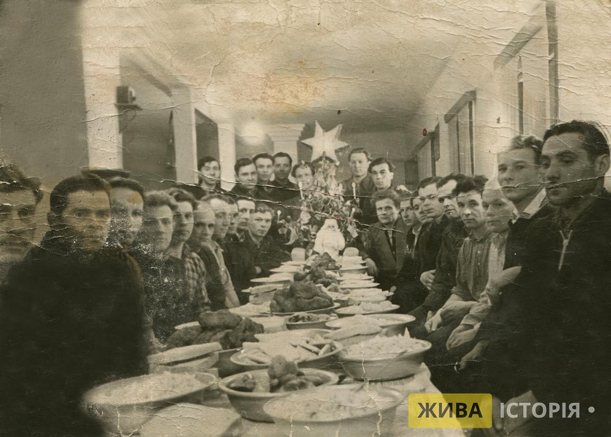 Christmas Eve in the Voronin camp, Tomsk, RSFSRhttps://livehistory.org.ua/photos/91bed377-9d34-4e91-b93d-6ddb05fa808c?search=різдво 