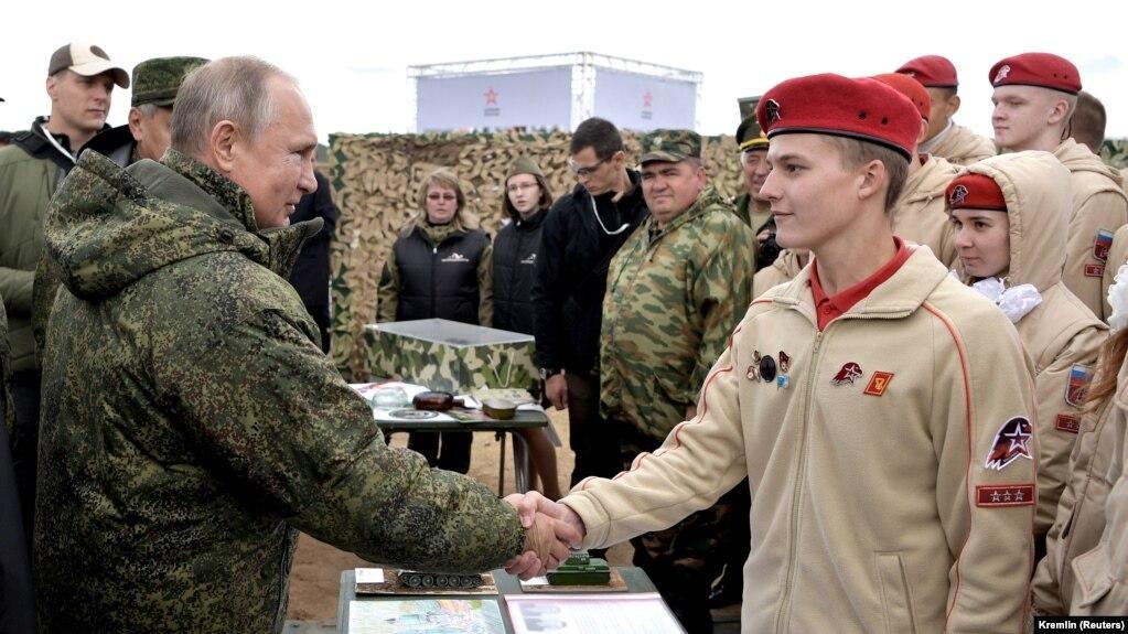 Putin and Yunarmiya members