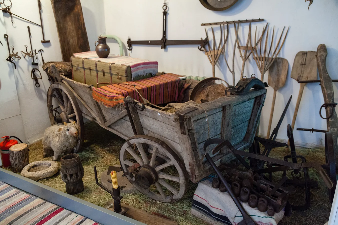 Exhibits from the Sartana Local History Museum, brought by villagers from Crimea. Source: https://localhistory.org.ua/texts/reportazhi/mariupol-tse-ukrayina/